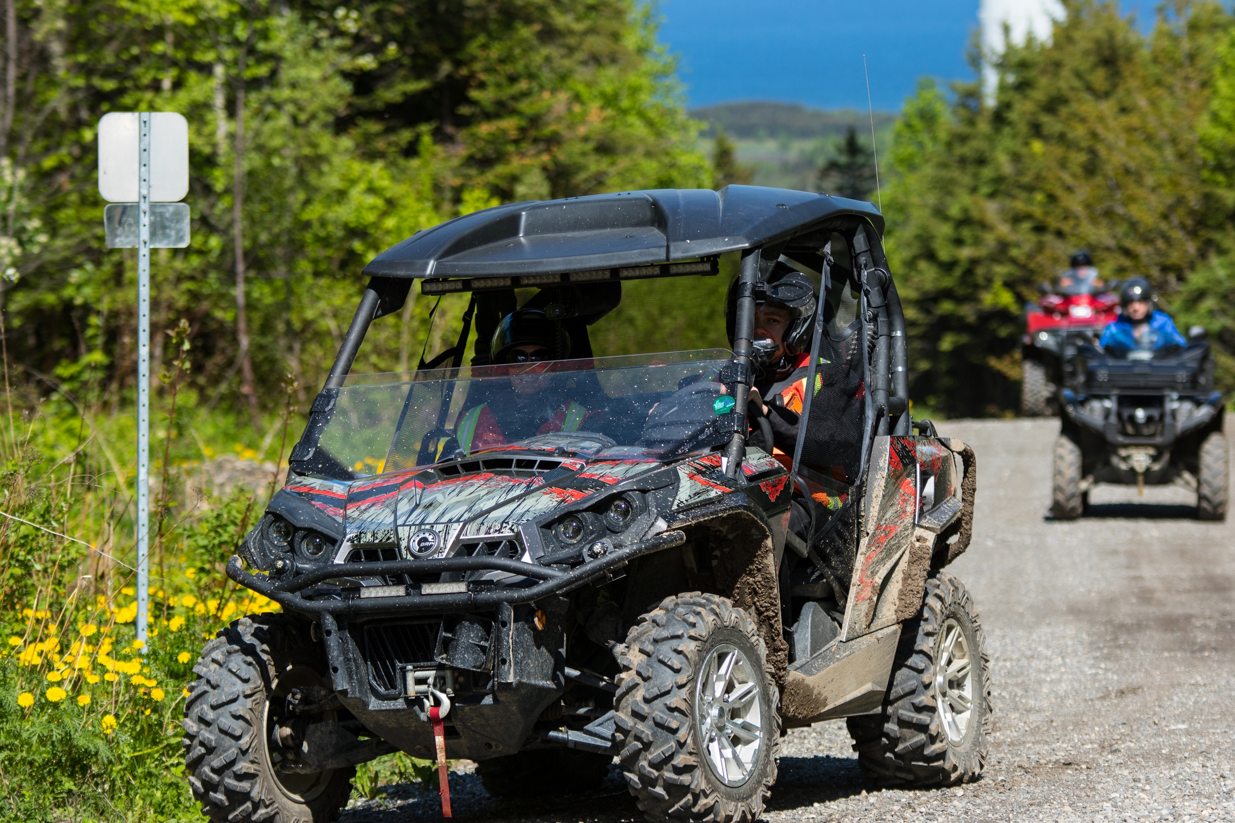 Circuler en sentier avec un autoquad de plus de 60 po