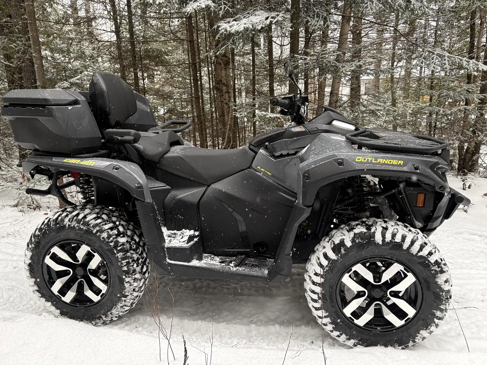 Outlander Electric 2026 : un VTT utilitaire électrique silencieux… qui fait du bruit
